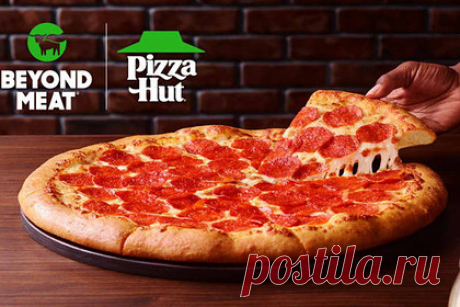 Pizza Hut накормит посетителей искусственной пепперони. Сеть ресторанов Pizza Hut накормит посетителей пиццей пепперони с добавлением искусственного мяса, пишет CNBC. Поставщиком искусственных колбасок выступила компания Beyond Meat, ранее подписавшая соглашение с McDonaldʼs и корпорацией Yum Brands, которой принадлежат рестораны быстрого питания KFC и Taco Bell.