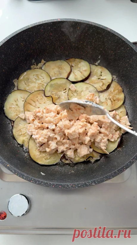 Блин, а что так можно было?? И почему мне никто не сказал, что это ТАК ВКУСНО! Если вы кажется, что баклажан не успеет приготовится - успеет! Главное нарежьте тонко, а не пластами нарубите, и получится мягкий и сочный! Ингредиенты:•бакл...