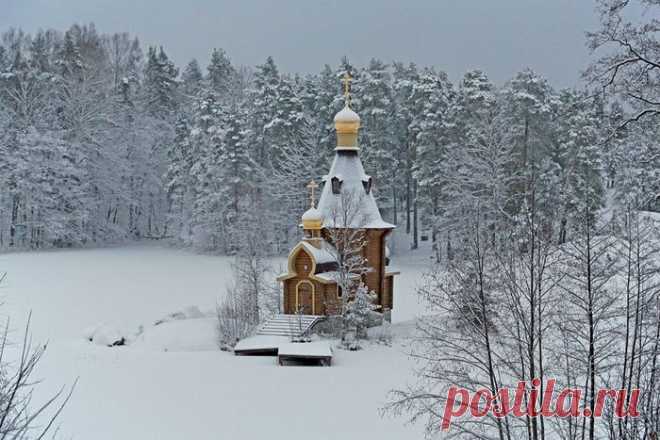 Русская церковь сказочной красоты, построенная на острове-скале