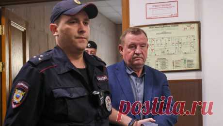 Дорогие машины, туалет за 800 тысяч и банкеты: за что судят верхушку МВД Петербурга. Хамовнический суд Москвы приступил к слушанию резонансного уголовного дела экс-помощника главы МВД и бывшего начальника санкт-петербургского главка Сергея Умнова, а также его троих высокопоставленных сотрудников. Их обвиняют в получении взяток на сумму свыше 64 млн рублей. Правоохранители нашли и взяткодателей, которых обвиняют в том, что они через некоммерческую фирму &quot;спонсировали&quot; петербургскую…