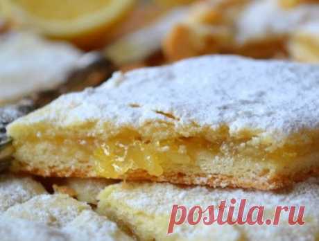 ЛИМОННИК - Вкусные рецепты Содержание: Вам понадобится: Начинка: Пошаговый фото-рецепт приготовления: Лимонник. Краткий рецепт. Очень люблю тесто, из которого сделан этот пирог. По структуре оно песочное, но замешивается на дрожжах — быстро и просто. Проста и доступна начинка — лимон с сахаром. А в результате получается очень красивое, вкусное и витаминное сопровождение к чаю, а без чаю чая, как известно, зимой …
