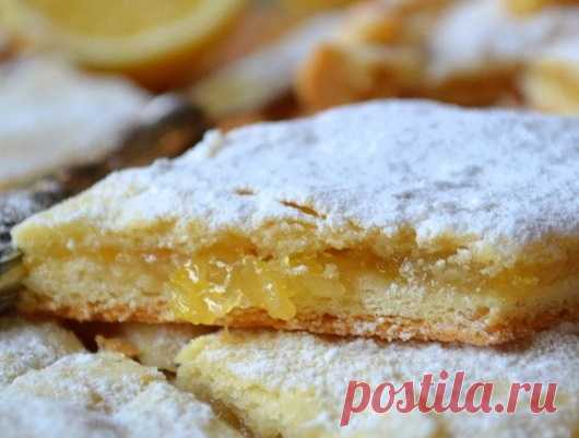 ЛИМОННИК - Вкусные рецепты Содержание: Вам понадобится: Начинка: Пошаговый фото-рецепт приготовления: Лимонник. Краткий рецепт. Очень люблю тесто, из которого сделан этот пирог. По структуре оно песочное, но замешивается на дрожжах — быстро и просто. Проста и доступна начинка — лимон с сахаром. А в результате получается очень красивое, вкусное и витаминное сопровождение к чаю, а без чаю чая, как известно, зимой …