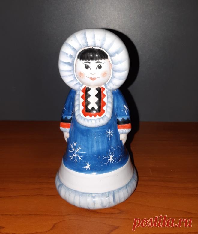 Колокольчик Северянка. Керамика. Роспись в технике майолика. Россия. 21 век 
Высота : 110 мм. Диаметр : 60 мм. 

Цена : 600 руб.

Купить сейчас : 

#КолокольчикСеверянка #КолокольчикСеверянкаКерамика #КолокольчикСеверянкаРосписьМайолика #КолокольчикСеверянкаРоссия #КолокольчикСеверянка21век