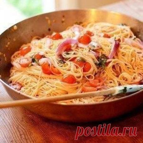 Паста с томатами, базиликом и чесноком / Свежие рецепты