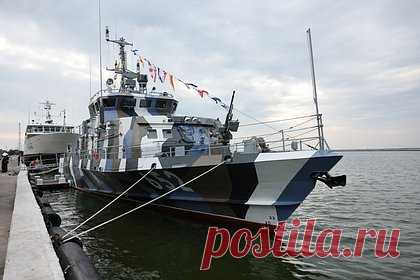 ВМФ России получил «Грачонка». Военно-морской флот (ВМФ) России получил противодиверсионный катер проекта 21980 (шифр «Грачонок»). Об этом со ссылкой на Минобороны России сообщает РИА Новости. В военном ведомстве добавили, что это уже второй катер проекта 21980, который в текущем году получила Ленинградская военно-морская база.