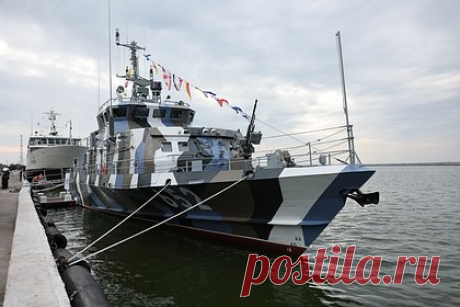 ВМФ России получил «Грачонка». Военно-морской флот (ВМФ) России получил противодиверсионный катер проекта 21980 (шифр «Грачонок»). Об этом со ссылкой на Минобороны России сообщает РИА Новости. В военном ведомстве добавили, что это уже второй катер проекта 21980, который в текущем году получила Ленинградская военно-морская база.