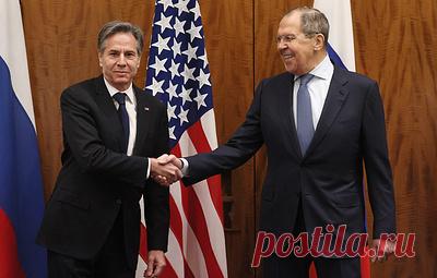 Лавров и Блинкен начали встречу с дружеского рукопожатия. Как ожидается, встреча глав дипведомств России и США продлится около двух часов