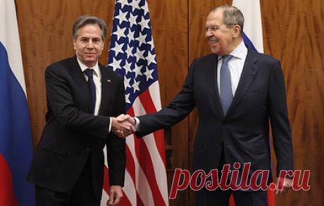 Лавров и Блинкен начали встречу с дружеского рукопожатия. Как ожидается, встреча глав дипведомств России и США продлится около двух часов