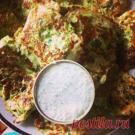 Вкусные кабачковые оладьи с сыром и зеленью.
