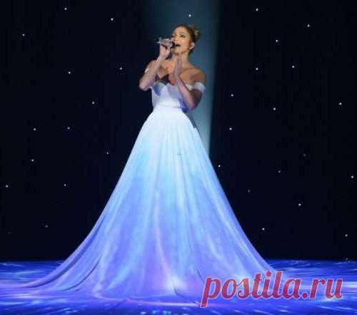 Дженнифер Лопес удивила поклонников волшебным платьем