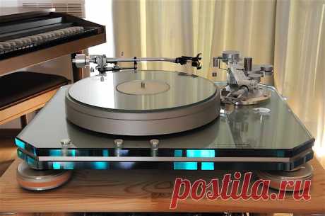 Marantz TT 1000 turntable.
Marantz (japan) by Microseiki. The platter was cut (machined) by Microseiki.