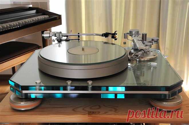 Marantz TT 1000 turntable.
Marantz (japan) by Microseiki. The platter was cut (machined) by Microseiki.