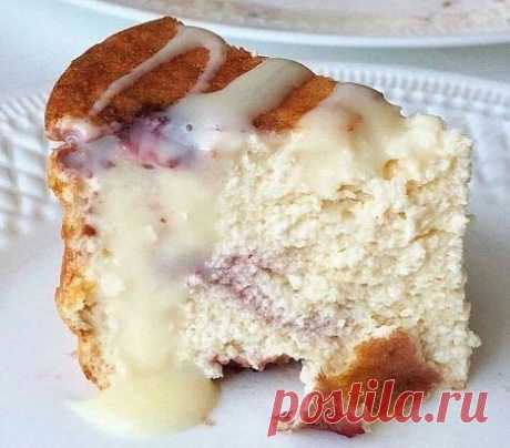 ПП ЗАПЕКАНКА

КБЖУ на 100 г: 135/ 13 /5,4 / 8,1

рисовая мука - 50 г
молоко 1,5% - 80 мл
творог 5% - 360 г
яйца - 3 шт
ягоды - 50 г
подсластитель-по вкусу

Отделить белки и желтки.
Белки взбить до крепкой пены.
Желтки отдельно смешать блендером до однородности с остальными ингредиентами 
Соединить обе смеси.
На дно формы выложить немного ягод, затем тесто, затем ещё немного ягод.
Выпекать в разогретой до 180° духовке около 60 минут.