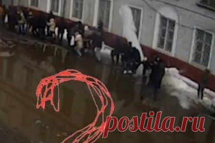 Момент падения глыбы льда на людей у подмосковного военкомата попал на видео. Момент падения глыбы льда на четырех человек у военкомата в подмосковных Люберцах попал на видео. Соответствующие кадры опубликовал Telegram-канал «112». На представленном ролике видно, как с крыши здания падает огромный пласт снега людей, стоящих в очереди. Граждане не успевают отскочить.