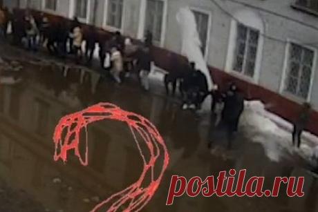Момент падения глыбы льда на людей у подмосковного военкомата попал на видео. Момент падения глыбы льда на четырех человек у военкомата в подмосковных Люберцах попал на видео. Соответствующие кадры опубликовал Telegram-канал «112». На представленном ролике видно, как с крыши здания падает огромный пласт снега людей, стоящих в очереди. Граждане не успевают отскочить.