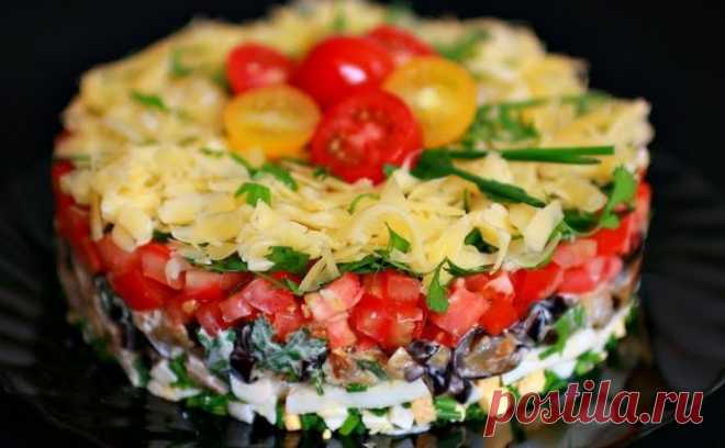 Вкусный и сочный слоеный салат с баклажанами «Безумный»
