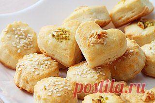 Сырное печенье


Ингредиенты:

Камамбер 50 г
Гауда сыр 50 г
Яйцо куриное1 шт.
Мука пшеничная 150 г
Разрыхлитель теста 2 г
Сливочное масло 100 г
Белый перец молотый ¼ ч.л.
Перец сладкий красный (паприка) ¼ шт.
Мускатный орех ¼ г
Фисташки 10 г
Арахис 10 г
Кунжут 10 г
Сливки 10-11% 20 мл