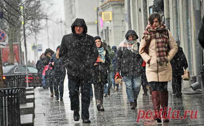 Москвичей призвали сменить шины из-за мокрого снега и гололедицы. В связи с предупреждением о мокром снеге и сильном ветре в Москве в ночь на 1 ноября выезжать на дороги в пятницу утром следует только на зимней резине, сообщили в столичном Дептрансе.