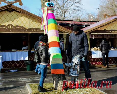Ярнбомбинг (yarnbombing) – граффити из пряжи, вязаная «одежда» для деревьев и других элементов городского ландшафта. Ярнбомбинг подходит и для домашнего декора, он поможет создать необычный, яркий и в тоже время уютный образ. Пряжа для него лучше всего подходит акриловая, она яркая, прочная, не скатывается и не линяет. Данная работа выполнена с использованием машинной вязки, отдельные элементы выполнены вручную (вязание крючком). Можно выполнить ажурную вязку крючком из мотивов. Работа выполняет