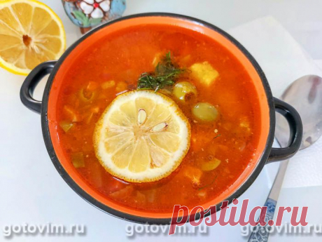 Солянка со свининой, колбасой и маслинами. Рецепт с фото Если вы не знаете, что вкусного и сытного приготовить на обед, то стоит обратить внимание на рецепт наваристой солянки из свинины на косточке с копченой колбасой и маслинами. Несмотря на большое число ингредиентов, готовится она очень даже легко.  Кстати, если вам не по вкусу свинина, то её можно заменить абсолютно любым мясом.

