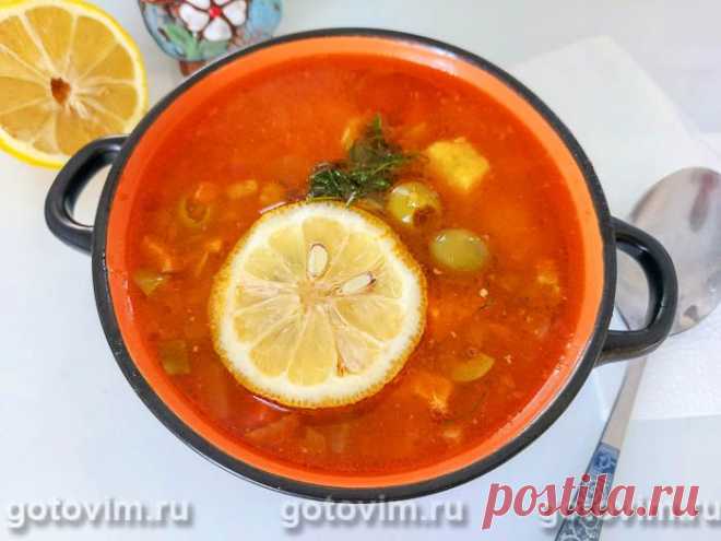 Солянка со свининой, колбасой и маслинами. Рецепт с фото Если вы не знаете, что вкусного и сытного приготовить на обед, то стоит обратить внимание на рецепт наваристой солянки из свинины на косточке с копченой колбасой и маслинами. Несмотря на большое число ингредиентов, готовится она очень даже легко.  Кстати, если вам не по вкусу свинина, то её можно заменить абсолютно любым мясом.

