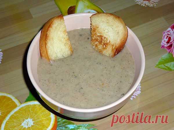 Сливочно-грибной крем-суп | На пробу!
Ингредиенты:

на кастрюлю объемом 2 литра

Шампиньоны — 200 гр
Картофель — 2 шт.
Лук — 1 шт.
Морковь — 1 шт.
Сливки 22-33% — 3 ст.л.
Масло сливочное — 40 гр
Тимьян, базилик, смесь 5 перцев — по щепотке
Лавровый лист, перец черный горошек — 2 шт.
Соль — по вкусу
Хлеб белый и растительное масло для гренок