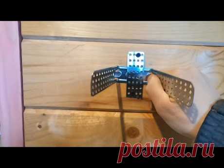 ПЛАВАЮЩИЙ КАРКАС ИЗ МЕТАЛЛИЧЕСКОГО ПРОФИЛЯ В ДОМЕ ИЗ БРУСА