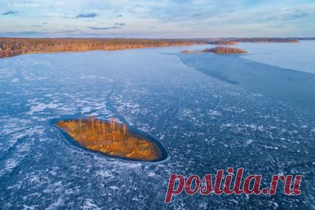 «Чудо-юдо Рыба-кит». Остров Маленький на замерзшем Волчихинском водохранилище, Средний Урал, Россия. Автор фото – Вадим Балакин: nat-geo.ru/photo/user/37693/