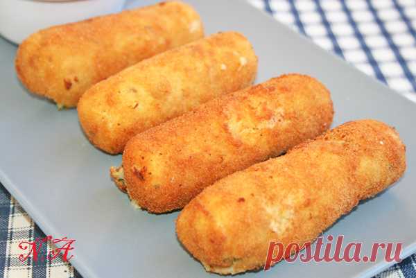 Картофельные палочки с сыром и соусом.
