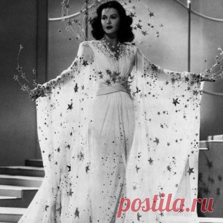 Hedy's full look from " Ziegfeld Girl" one of my favorite movie costumes ever.