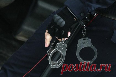 В российском городе задержаны участники напавшей на инкассаторов банды. В Курске полиция задержала участников вооруженной банды, в результате нападения которой двух инкассаторов лишили жизни, а один получил тяжелые травмы. Преступление произошло 16 марта 2010 года. Злоумышленникам удалось скрыться, и долгое время их личности оставались неизвестными.