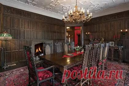 Дом из семейной комедии превратили в готический особняк и выставили на продажу. Татуировщица и основательница бренда косметики Kat Von D Beauty Кэт фон Ди превратила дом из семейной комедии «Оптом дешевле» в готический особняк и выставила его на продажу. Бизнесвумен планирует получить за недвижимость 15 миллионов долларов. В популярном фильме дом был оформлен в теплых тонах.