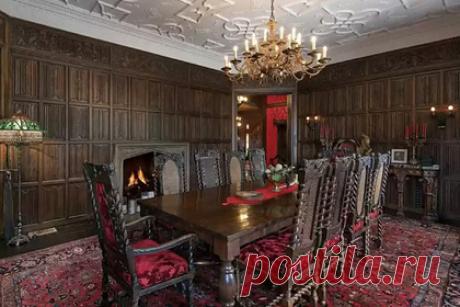 Дом из семейной комедии превратили в готический особняк и выставили на продажу. Татуировщица и основательница бренда косметики Kat Von D Beauty Кэт фон Ди превратила дом из семейной комедии «Оптом дешевле» в готический особняк и выставила его на продажу. Бизнесвумен планирует получить за недвижимость 15 миллионов долларов. В популярном фильме дом был оформлен в теплых тонах.