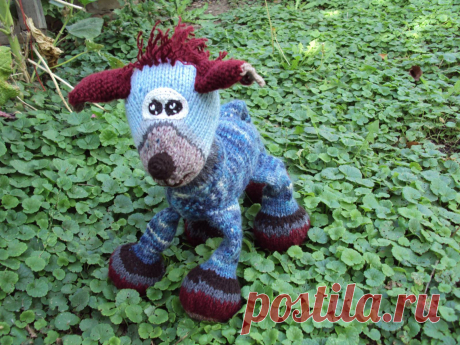 Тёплый ветерок мою чёлочку поднял.Я мягонький, со мной можно обниматься, могу и подушкой побыть