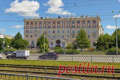 В Екатеринбурге покажут 3D-проекцию об истории русского авангарда. На фасаде екатеринбургского кинотеатра «Заря» 14 октября в рамках проекта «Уикенд авангарда» спроецируют 3D-проекцию об истории развития русского авангарда. Организаторы мэппинг-шоу отметили, что гости и жители города смогут увидеть работы таких знаменитых художников, как К. Малевич, В. Кандинский и Э. Лисицкий.