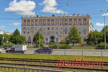 В Екатеринбурге покажут 3D-проекцию об истории русского авангарда. На фасаде екатеринбургского кинотеатра «Заря» 14 октября в рамках проекта «Уикенд авангарда» спроецируют 3D-проекцию об истории развития русского авангарда. Организаторы мэппинг-шоу отметили, что гости и жители города смогут увидеть работы таких знаменитых художников, как К. Малевич, В. Кандинский и Э. Лисицкий.