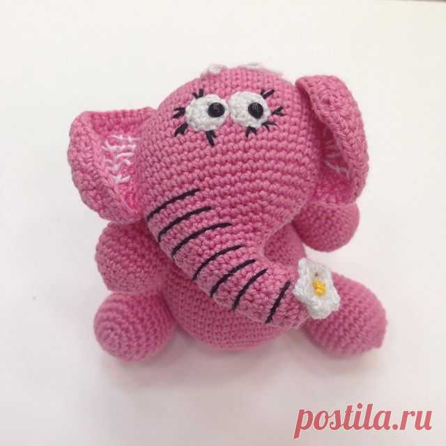 Романтичный слоник 🌸🐘 100% хлопок. Цена 400 рублей #вязание #ручнаяработа #handmade #present #крючек #спицы #сделанослюбовью #подарок #рукоделие #игрушка #дети #knitting #iloveknitting #вязанныеигрушки #амигуруми #amigurumi #слингобусы #грызунки #длядетей #pandahandmade #вяжутнетолькобабушки #грызунок #держательдлясоски #держательдляпустышки #силиконовыебусины #длядетей #режутсязубки