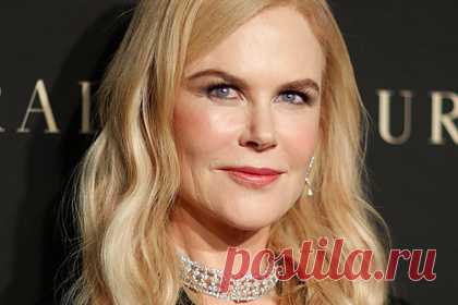 54-летняя Николь Кидман снялась в пиджаке на голое тело для обложки журнала. Голливудская актриса Николь Кидман приняла участие в откровенной фотосессии для обложки модного журнала Harper`s Bazaar. 54-летняя знаменитость снялась в нескольких образах. Так, на черно-белом снимке она позирует в расстегнутых пиджаке и рубашке на голое тело и светлых брюках.