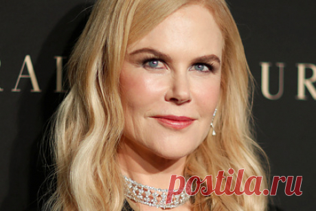 54-летняя Николь Кидман снялась в пиджаке на голое тело для обложки журнала. Голливудская актриса Николь Кидман приняла участие в откровенной фотосессии для обложки модного журнала Harper`s Bazaar. 54-летняя знаменитость снялась в нескольких образах. Так, на черно-белом снимке она позирует в расстегнутых пиджаке и рубашке на голое тело и светлых брюках.