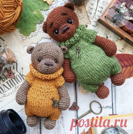 МИШКА БЕРНИ АМИГУРУМИ МИШКА БЕРНИ АМИГУРУМИ
Автор описания и МК - Евгения @my_good_bears 
 Высота вязаной крючком игрушки примерно 17 см. Для изготовления такого медведя автор использовал пряжу Alize Alpaca Royal и крючок 1,6 мм. Ножки и ручки у нашего мишки подвижны благодаря нитяному креплению. Из описания схемы вы также узнаете как связать комбинезон для украшения нашего медвежонка.