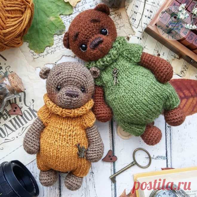 МИШКА БЕРНИ АМИГУРУМИ МИШКА БЕРНИ АМИГУРУМИ
Автор описания и МК - Евгения @my_good_bears 
 Высота вязаной крючком игрушки примерно 17 см. Для изготовления такого медведя автор использовал пряжу Alize Alpaca Royal и крючок 1,6 мм. Ножки и ручки у нашего мишки подвижны благодаря нитяному креплению. Из описания схемы вы также узнаете как связать комбинезон для украшения нашего медвежонка.