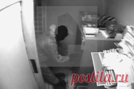 Лидера российской банды приговорили к колонии за разбой на 23 миллиона рублей. Суд в Петербурге приговорил к 11 годам лишения свободы рецидивиста Якова Субботу, обвиненного в бандитизме и разбое. Не позднее января 2012 года он вступил в преступный сговор с Русланом Мельником и создал устойчивую вооруженную группу. В составе банды Суббота совершил три вооруженных разбойных нападения.