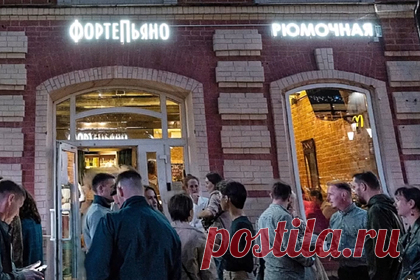 В челябинском баре повесят столетний наличник. Организаторы «Том Сойер Феста» повесят в челябинском баре «ФортеПьяно» наличник, который был создан более ста лет назад. Упомянутое украшение сняли с одного из домов, которые пошли под снос в Нагорном квартале города в 2019 и 2020 годах. Другой ранее отреставрированный наличник уже повесили на «Белом рынке».