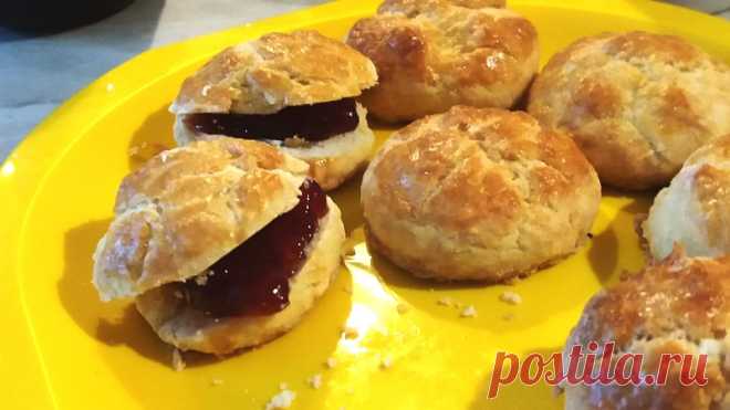 Scone - это небольшого размера английские булочки быстрого приготовления.Это очень простые булочки с вареньем в духовке.Простые английские булочки прекрасны из-за хорошего вкуса и простого способа приготовления..Рецепт на 12 булочек. Время Приготовл...
