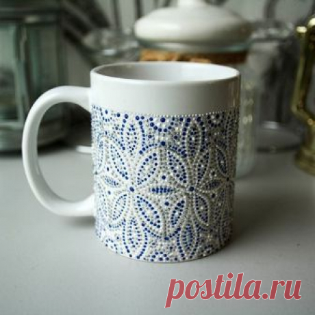 Новая белая чашка. Ох долго я ее рисовала, с августа месяца и только вчера нашла в себе силы закончить)) очень жаль, что камера не передаёт, как блестят серебряные точечки. Объем 330 мл
