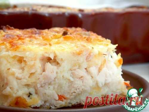 Быстрый куриный пирог 
=Грудка куриная	(вареная) — 300 г
Яйцо куриное	— 2 шт
Молоко	— 150 г
Мука пшеничная	— 50 г
Приправа	(ТМ "Магги" " Заправка для рассольника ") — 2 ст. л.
Сыр твердый	— 80 г
Разрыхлитель теста	— 1/2 ч. л.
Соль