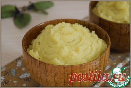 Картофельное пюре &quot;Самое вкусное&quot;
=Картофель	(вес очищенного картофеля) — 1 кг
Соль	— 2 ч. л.
Масло сливочное	— 50 г
Масло растительное	— 50 г
Лист лавровый	— 2 шт
Перец душистый	— 6...8 шт
Приправа	(смесь специй, молотых: кориандр, паприка сладкая, черный перец, укроп, тмин, майоран, чеснок) — 1,5...2 ч. л.
Вода	— 300...500 мл