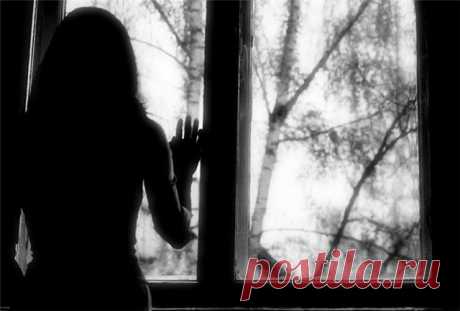 Тишина ...                                                                                                Полуночным туманом сокрыта 
Растеклась по углам тишина… 
Лунный свет невесомым графитом 
Очертил силуэт у окна. 
И никто в целом свете не знает, 
Что таится в усталой душе… 
Может быть она вспоминает 
То, к чему не вернуться уже…                                                                                                                             
Оксана Синдеева Стихи.ру