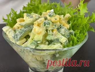 Очень интересный салат «Одесса» Салатик получается очень вкусный и легкий. Особенную пикантную нотку ему придает чесночная заправка. Салат подойдет для ежедневного меню, но и на праздничном столе будет выглядеть достойно. Начинаем приготовление. У огурцов отрезаем хвостики и нарезаем соломкой. Перекладываем их в глубокий салатник. Сыр нарезаем небольшими брусочками. Добавляем его к огурцам. Яйца отвариваем вкрутую, остужаем и нарезаем соломкой. Добавляем к остальным продуктам.