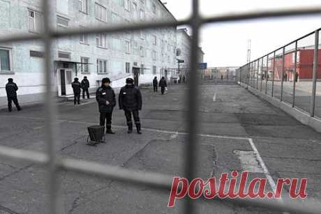 Заключенный сбежал из СИЗО благодаря уборке и попал на видео. В СИЗО-1 Амурской области заключенного отправили убираться в комнате для свиданий, а он воспользовался случаем и сбежал через окно для приема передач. В региональном управлении ФСИН заявили, что побег совершил 22-летний мужчина по имени Роман Зырянов. Он был осужден за кражу и должен был выйти на свободу в 2025-м.
